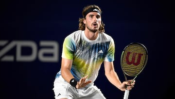 El tenista griego Stefanos Tsitsipas celebra un punto durante su partido ante John Isner en el Torneo de Los Cabos.