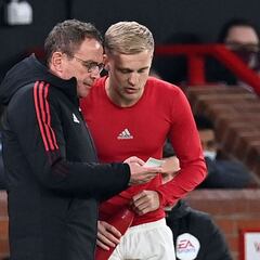 Van de Beek turns down chance to join Newcastle, Diego Carlos move still possible