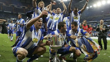 Madrid, España - 12 de abril: los jugadores de Epanyol celebran con el trofeo después de derrotar al Real Saragosa 4-1 en la final de la Copa Kings en el estadio Santiago Bernabi el 12 de abril de 2006 en Madrid, España. (Foto Denis Toile/Getty Images)