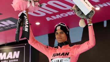 UAE Team Emirates XRG's Mexican rider Isaac Del Toro celebrates the pink jersey on the podium of the 12th stage of the 108th Giro d'Italia cycling race of 172kms from Modena to Viadana on May 22, 2025. (Photo by Luca Bettini / AFP)
