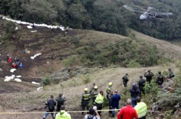 ATTENTION EDITORS - VISUAL COVERAGE OF SCENES OF INJURY OR DEATH?A Colombian air force helicopter flies over the bodies of victims from the wreckage of a plane that crashed into the Colombian jungle with Brazilian soccer team Chapecoense onboard, near Medellin, Colombia, November 29, 2016.   REUTERS/Jaime Saldarriaga?