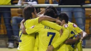 <b>GRAN RETO.</b> Los jugadores del Villarreal se abrazan para celebrar uno de los goles de esta temporada.