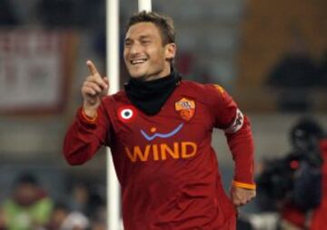 Con la Roma ha ganado cinco títulos. La Liga italiana en la temporada 2000-01, una Copa de Italia en la 2006-2007 y dos Supercopas de Italia en 2001 y 2008.