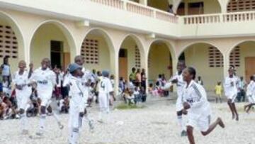 <b>COLEGIALES BLANCOS EN LA TIERRA DE BOLT. </b>Imagen de la escuela creada por la Fundación en Montego Bay (Jamaica) en abril de 2010. Atiende a 45 niños de 6 a 13 años.