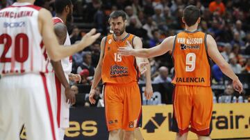 Fernando San Emeterio choca con Sam Van Rossom durante el partido entre el Valencia y el Olimpia Mil&aacute;n.