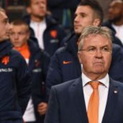 Hiddink, "abierto" para volver a Chelsea si se va Mourinho