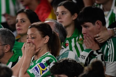 Los aficionados béticos desolados tras caer en la final con el conjunto Blue.