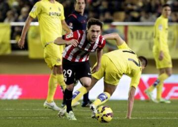 El centrocampista del Athletic de Bilbao Unai López con el balón ante el centrocampista ruso del Villarreal Denís Chéryshev, durante el partido de la decimonovena jornada de Liga de Primera División.