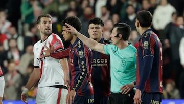MADRID, 16/03/2026.- Los jugadores del Rayo Vallecano discuten con los del Levante al finalizar el partido de la jornada 28 de LaLiga EA Sports que Rayo Vallecano y Levante UD disputaron este lunes en el estadio de Vallecas, en Madrid. EFE/ Juanjo Martín