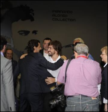 Alonso abraza a Pedro Martínez de la Rosa en la inauguración del Museo de Fernando Alonso en Asturias.