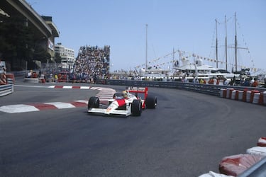 Todos los pilotos son capaces de cerrar los ojos e imaginarse la vuelta perfecta de un circuito, pero hacerla es casi imposible. Más, si hablamos de Mónaco. Pues bien, Senna dio allí en la clasificación de 1988 la que muchos consideran la vuelta perfecta en Montecarlo. Un 1:23.998 con el que sacó nada menos que 1.4 segundos a Prost, segundo con el otro McLaren. "Aquel día me dije: 'Esto es el máximo para mí, no hay hueco para nada más'. Nunca más he sentido eso", recordó tiempo después. Al día siguiente, se accidentó cuando lideraba con más de 50 segundos de renta.