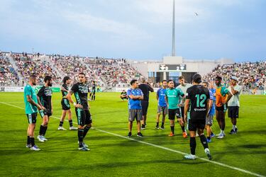 Jugadores del Betis y del Como se enzarzan en una pelea momentos antes del descanso.