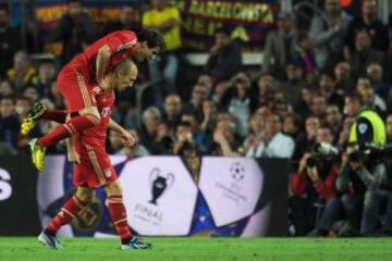 Robben celebra con Javi Martínez el gol 0-1.