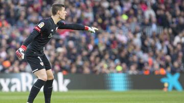 Kepa Arrizabalaga manda a sus defensas en el Camp Nou.