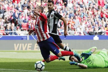 ¡Tarjeta amarilla para Griezmann por simular penalti! El francés se ha ido desde el medio del campo en velocidad, al entrar en el área intenta regatear a Oier y deja el pie atrás.