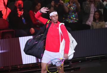 Rafa Nadal, con su clásica cinta en la cabeza, entra saludando al pabellón Michelob ULTRA Arena.