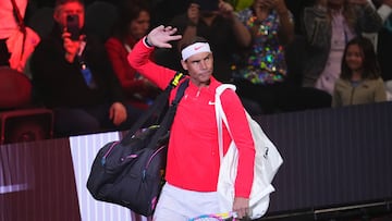 Rafa Nadal, con su clásica cinta en la cabeza, entra saludando al pabellón Michelob ULTRA Arena.