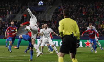 0-3. Benzema marcó el tercer gol tras un centro de cabeza de Gareth Bale.