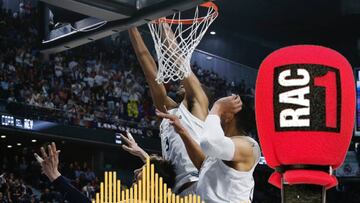 El mundo al revés: Rac1 a gritos de "¡Vaya robo!" tras conceder la canasta final al Barça...