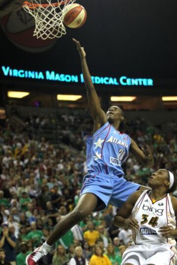 SANCHO LYTTLE. La espa?ola que m¨¢s temporadas lleva en la WNBA (cumple su temporada n¨²mero 11). No pudo estar en el Eurobasket de 2015 porque las Atlanta Dream, su franquicia desde 2009, no le dio permiso. Antes jug¨® en Houston, donde promedi¨® 5,4 puntos en 120 partidos. Con Atlanta sus n¨²meros se han incrementado (12,5 puntos y 8,1 rebotes) hasta convertirse en una de las p¨ªvots de referencia en la Liga norteamericana. Ha jugado tres Finales, pero el anillo se le resiste.