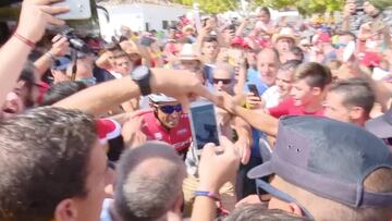 Contador desata la locura a su llegada a Écija: ¡no podía pasar!