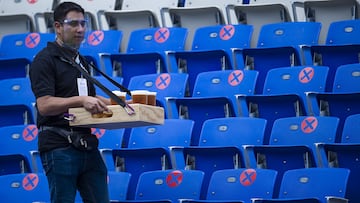 Vendedor de Cerveza en el estadio Cuauhtémoc