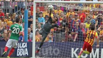 Parada de Claudio Bravo ante el Athletic.