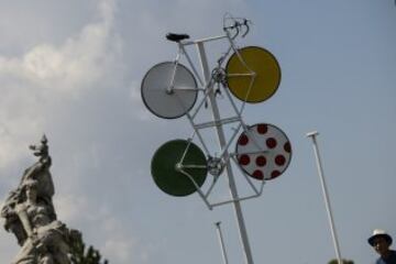 Una escultura con 2 bicicletas con las ruedas de color de los 4 maillots del Tour.