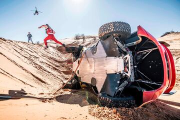 ebastien Loeb no gana para sustos en esta edición 2023 del Rally Dakar. El piloto francés ha sufrido varios percances durante las etapas que se han disputado ya del raid más exigente del mundo, pero el de ayer fue el más duro al volcar su BRX durante la quinta especial. Por suerte, salió ileso y llegó a meta a 20 minutos de Al Attiyah.

