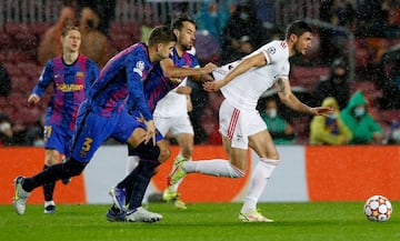 Roman Yaremchuk con Sergio Busquets y Gerard Piqué.  