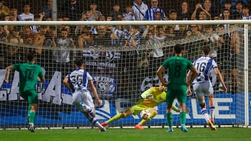 SAN SEBASTIÁN, 22/06/2025.- El jugador de la Real Sociedad B, Manex Guibelalde marca gol de penalti, consiguiendo el ascenso del equipo a Segunda División durante el partido que la Real Sociedad B y el Nástic de Tarragona disputan este domingo en el estadio Zubieta XXI de San Sebastián. EFE/ Javier Etxezarreta