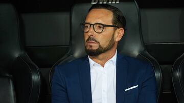 Bordalás, en el banquillo de Mestalla.