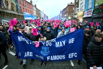 La afición del Everton se movilizó el domingo para protestar por el castigo de diez puntos de sanción impuesto por la Premier por saltarse el fair play financiero. En las gradas y aledaños de Goodison Park se repartieron unas cartulinas que representaban tarjetas rojas y en las que se podía leer la palabra Corrupta, refiriendose a la liga.