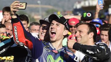 Jorge Lorenzo festejando su &uacute;ltimo t&iacute;tulo mundial en Valencia.