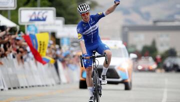 El ciclista franc&eacute;s del Deceuninck Quick-Step R&eacute;mi Cavagna celebra su victoria en solitario en la tercera etapa del Amgen Tour of California.