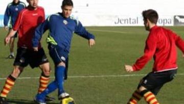 <b>DE VUELTA. </b>Álex Cruz, ayer, ante dos futbolistas del Sant Andreu..