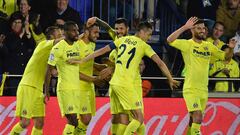 Villarreal&#039;s defender Victor Ruiz (3L) celebrates a goal with teammates during the Spanish league football match Villarreal CF vs Athletic Club Bilbao at El Madrigal stadium in Vila-real on April 7, 2017. / AFP PHOTO / JOSE JORDAN