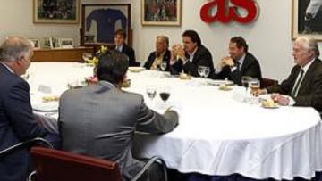 <b>LA MESA DE EXPERTOS. </b>Tras el Foro AS, Constantin comió en el periódico y demostró mucho interés por el fútbol.