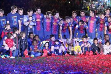 El Barcelona recibe el trofeo de la Liga BBVA 2012-2013.