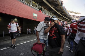 La CONMEBOL decidió aplazar un día la final después del apedreamiento del bus de Boca por parte de los hinchas de River. 