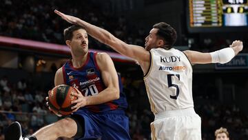 El base del Barcelona Nicol¨¢s Laprovittola (i) juega un bal¨®n ante Rudy Fern¨¢ndez, del Real Madrid, durante el partido de la Liga Endesa de baloncesto que Real Madrid y Barcelona disputan este domingo en el Wizink Center.