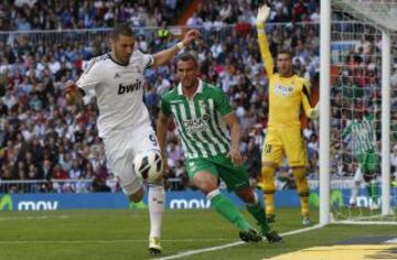 Karim Benzema lucha un balón con Antonio Amaya.