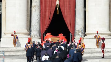 Llegada del féretro del Papa Francisco I a la Basílica de San Pedro, a 23 de abril de 2025, en Ciudad del Vaticano. El féretro del Papa Francisco, fallecido el pasado 21 de abril a los 88 años, se encuentra en la Basílica Papal de San Pedro en el Vaticano para ser velado, tras ser trasladado desde la capilla de la residencia de Santa Marta. A la llegada del féretro a la Plaza de San Pedro se han podido escuchar aplausos que salían de entre los cerca de 20.000 fieles congregados para despedir al Papa.
23 ABRIL 2025;PAPA;MUERTO;FALLECIDO;PADRE;RELIGIÓN;CAPILLA;ARDIENTE;VELATORIO
Stefano Spaziani / Europa Press
23/04/2025