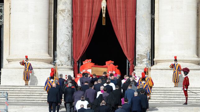 ¿Cuál es la vestimenta del cuerpo del papa Francisco tras su fallecimiento?