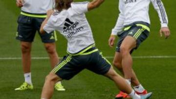 Bale, con Benzema y Modric en el entrenamiento.