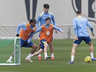 Gavi, que podría tener minutos, en un momento del entrenamiento de ayer.