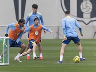 Gavi, que podría tener minutos, en un momento del entrenamiento de ayer.