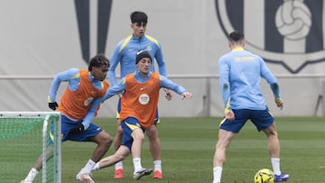 Gavi, que podría tener minutos, en un momento del entrenamiento de ayer.
