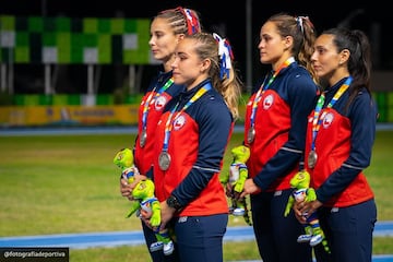 Javiera Cañas (última de izquierda a derecha) junto a Macarena Borie, Isidora Jiménez y María Ignacia Montt.