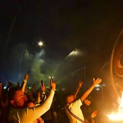Aficionados de América reciben al equipo con enorme pasillo